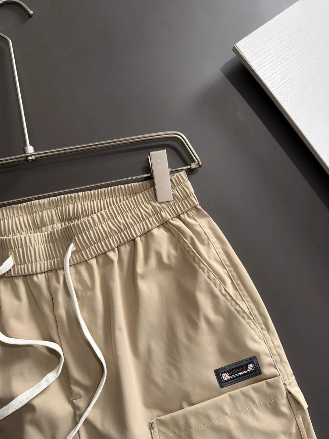 Next day shipment P160 Premium Burberry 2026 Spring/Summer New Arrival elastic band casual shorts, counter-customized fabrics Breathable, high comfort, impeccable details, brand element design concept, reflecting high quality. It feels delicate and soft! It presents a casual cut and the upper body shape is great! Sizes:S-3XL